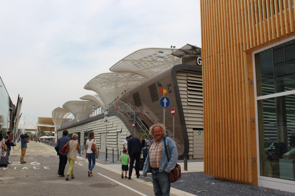Vor dem Expo Pavillion in Mailand