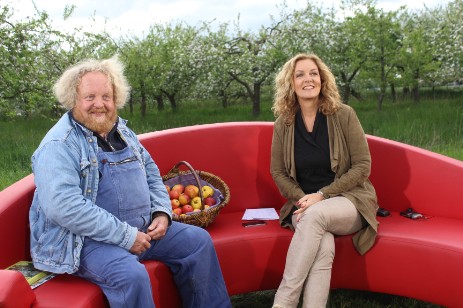 Magazin "DAS!" Liveübertragung aus der Obstblüte im Boomgarden Altendorf mit Bettina Tietjen auf dem Roten Sofa
